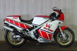 ヤマハ  1984 YAMAHA RZV500 R